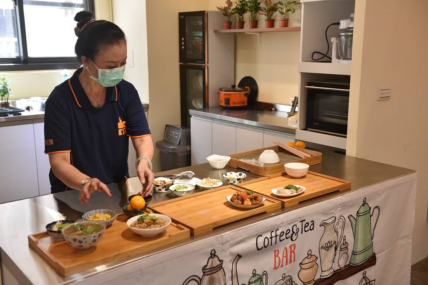 「飯菜香」廚房料理配膳區