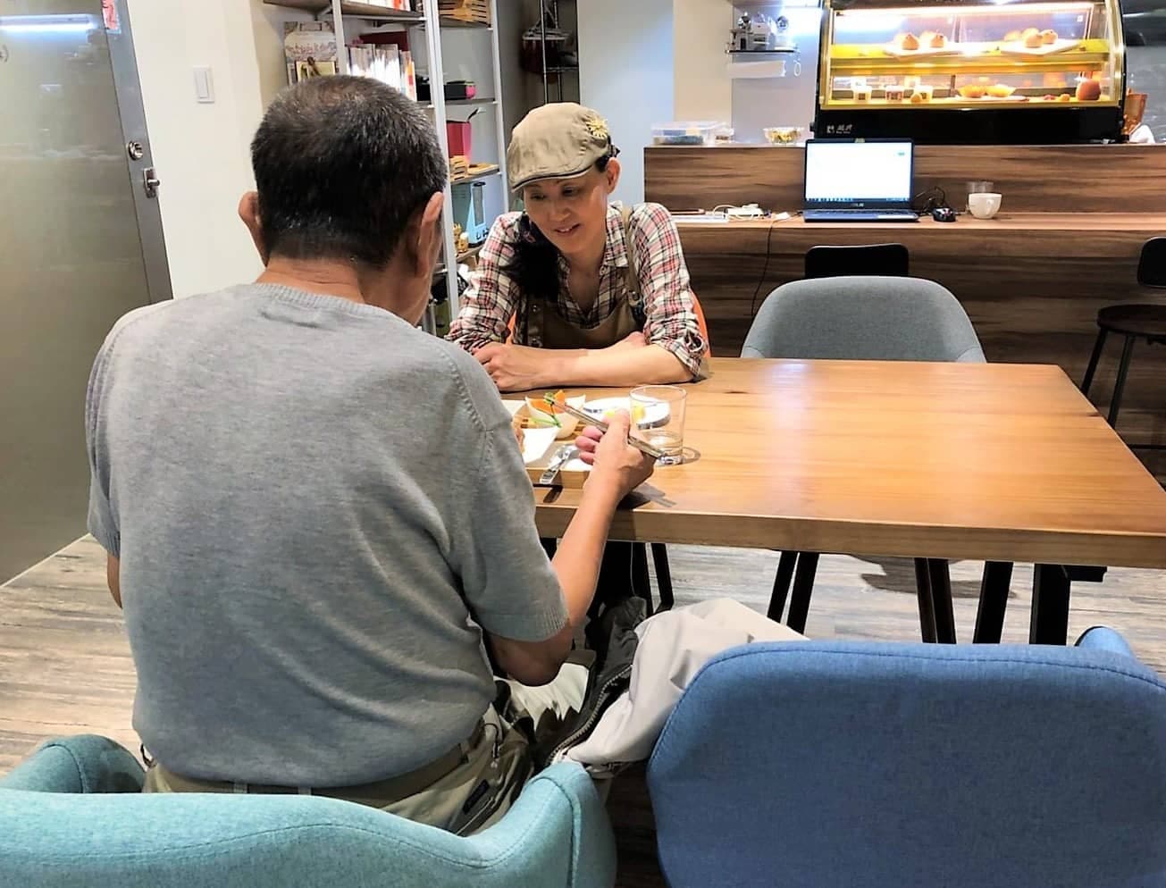 到咖手，內勤 | 【下班後，咖啡館閒聊】銀光媽媽子婕／戲如人生，人生如戲